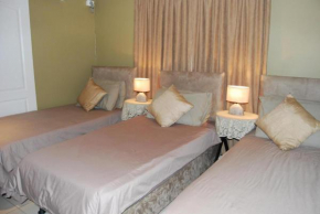 Room in Lodge - Savoy Lodge - Budget Triple Room